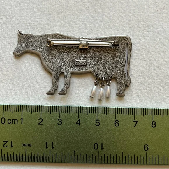 Vintage Signed JJ Cow with faux pearl dangles brooch. - Picture 3 of 4